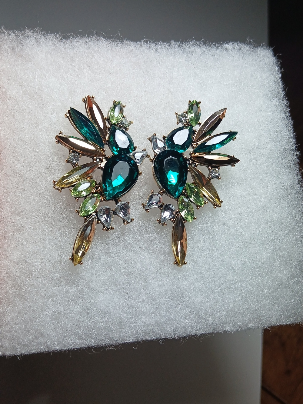 1-Inch Never Worn. Teal Green Crystal Drop Statement Earrings